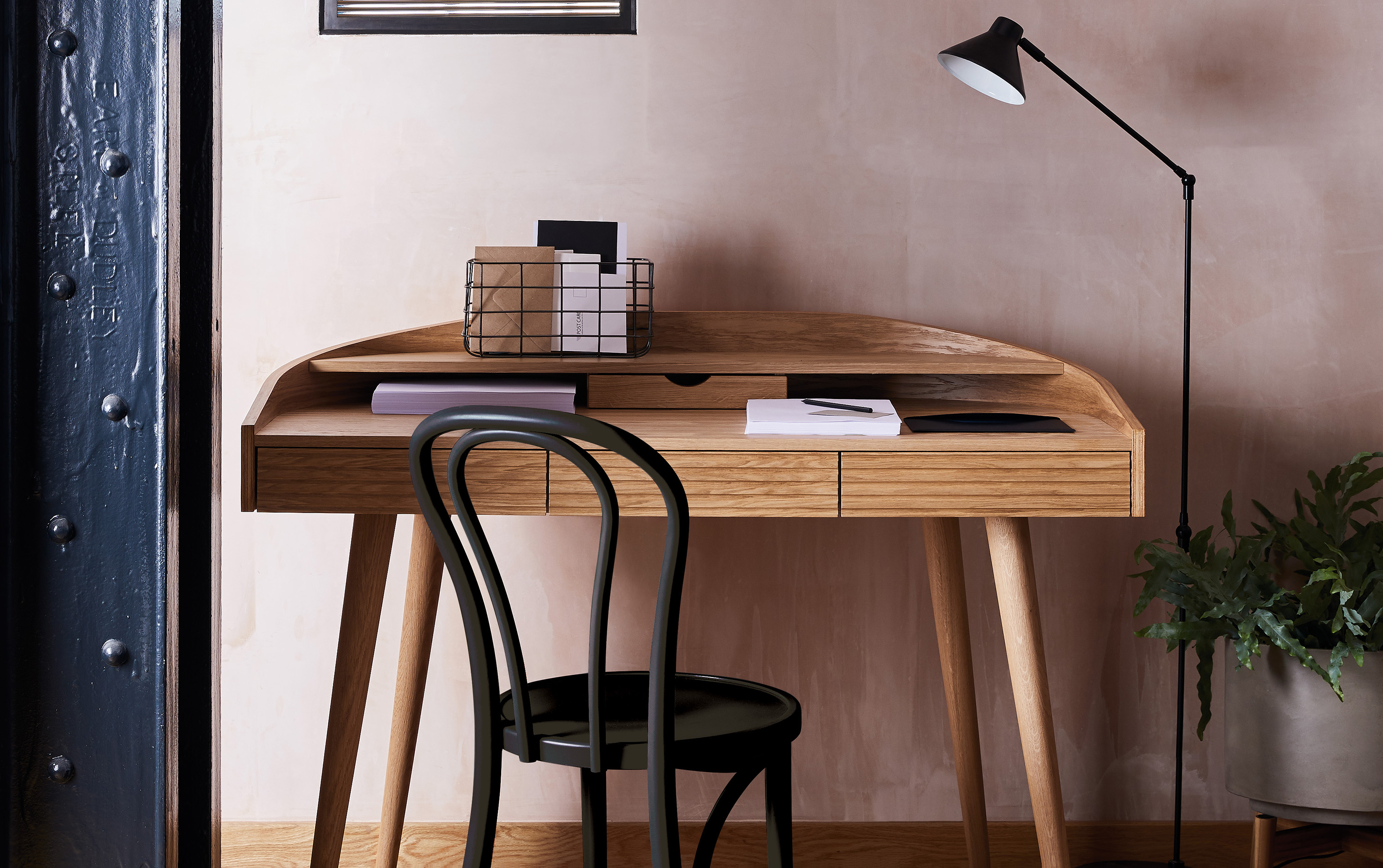 Desks For Small Spaces How To Choose The Perfect One For You 